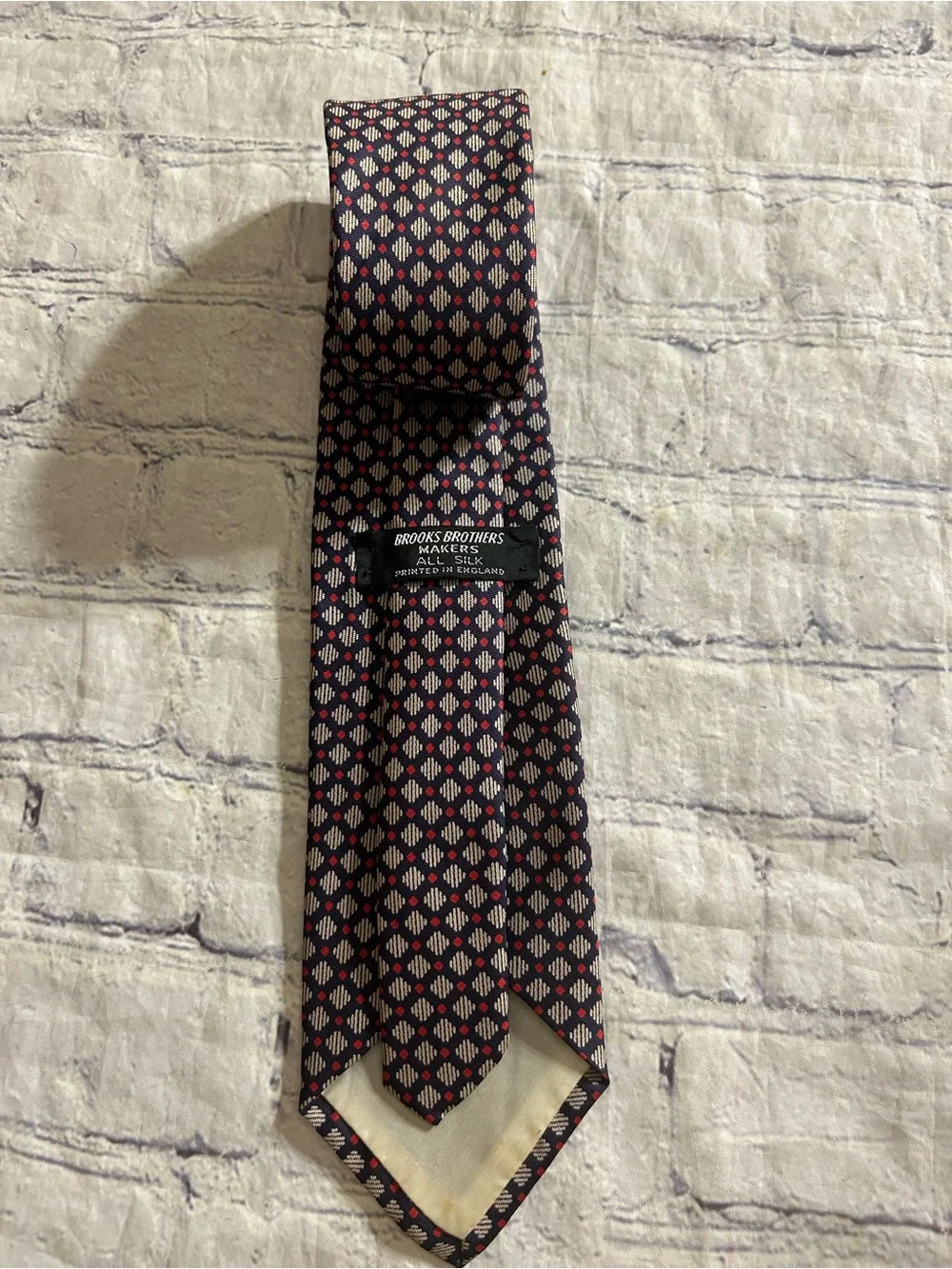 BROOKS BROTHERS MAKERS ALL SILK PRINTED IN ENGLAND GEOMETRIC PATTERN MEN’S TIE